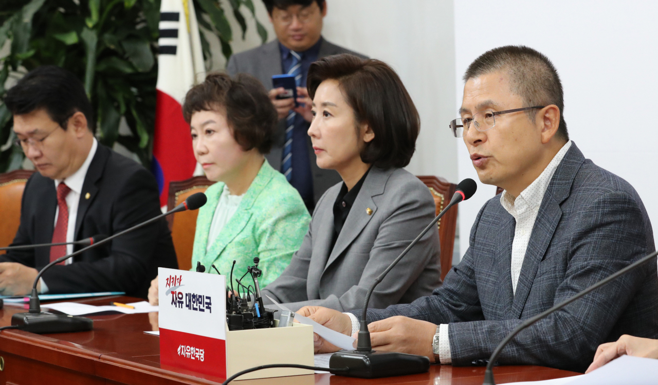 황교안 자유한국당 대표가 10일 오전 국회에서 열린 최고위원회의에서 발언하고 있다. [연합]