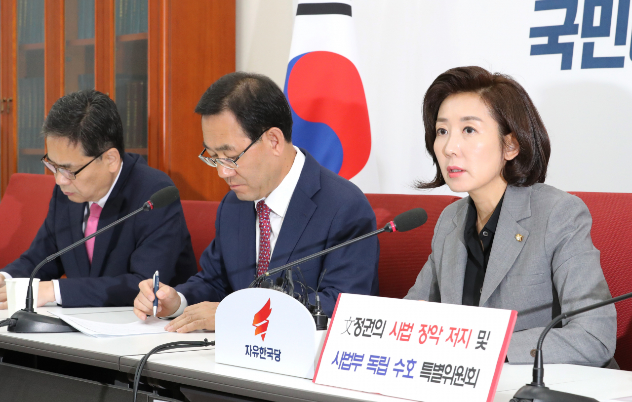나경원 자유한국당 원내대표가 10일 오전 국회에서 열린 ‘문재인 정권의 사법 장악 저지 및 사법부 독립 수호 특별위원회 회의’에서 발언하고 있다. [연합]
