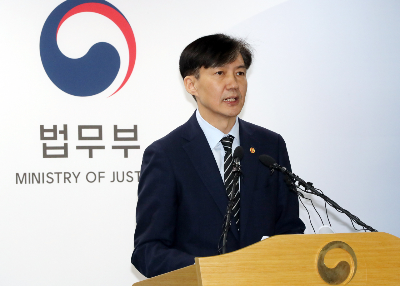 조국 법무부 장관이 8일 오후 경기도 과천시 정부과천청사 법무부 브리핑룸에서 검찰 개혁방안을 발표하고 있다. [연합]
