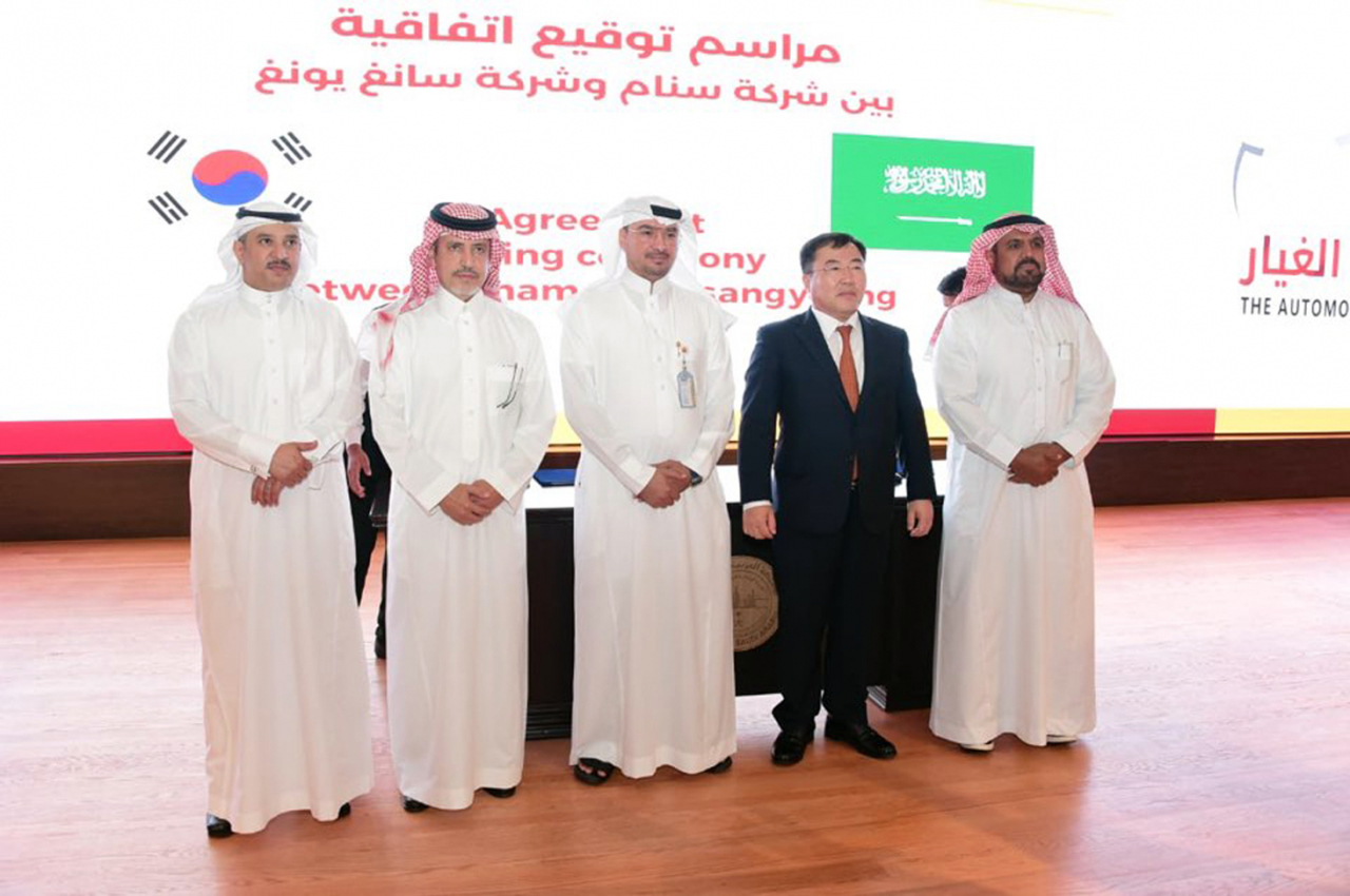 8일(현지시간) 사우디아라비아 주베일(Jubail) 산업단지에서 쌍용차 예병태 대표이사(오른쪽에서 두 번째)와 SNAM사의 파드 알도히시 대표이사(맨 오른쪽)가 관계자들과 함께 계약서 체결 후 기념촬영을 하고 있다.