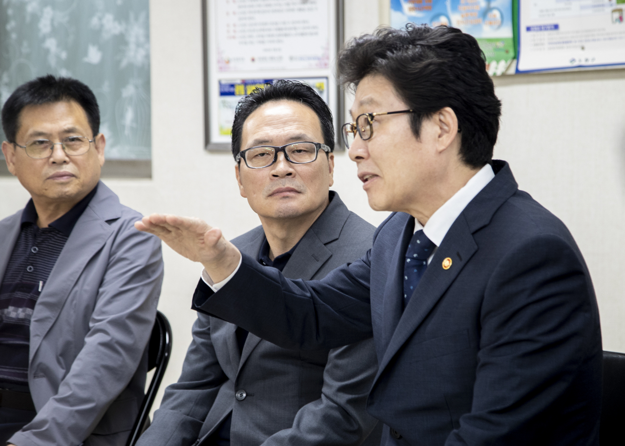 조명래 환경부 장관(오른쪽)이 8일 오후 서울시 노원구 하계1차 청구아파트를 방문해 친환경 보일러 설치 현장을 둘러보고 관계자에게 친환경 보일러 확대에 최선을 다해줄 것을 당부하고 있다. 조 장관은 이 자리에서 “친환경 보일러를 설치하면 미세먼지를 줄이고 난방비도 아낄 수 있는 일거양득의 효과가 있다”며 미세먼지 저감에 동참한 주민들을 격려했다. [환경부 제공]