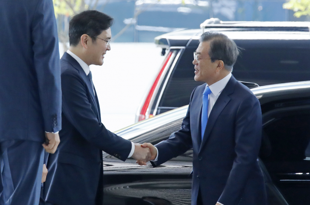 문재인 대통령이 10일 오전 충남 아산시 삼성디스플레이 아산공장에서 열린 삼성디스플레이 신규 투자 및 상생협력 협약식에 도착, 이재용 부회장과 인사하고 있다. [연합]