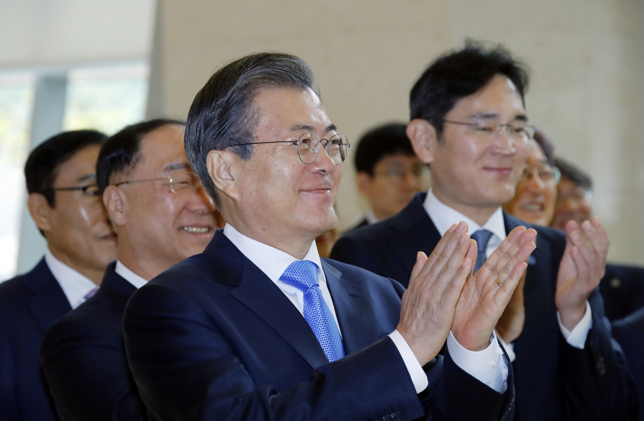 문재인 대통령이 10일 오전 충남 아산시 삼성디스플레이 아산공장을 방문, 차세대 디스플레이 더월을 통해 아산 클러스터 현황과 직원들의 환영인사를 시청하고 있다. [연합]