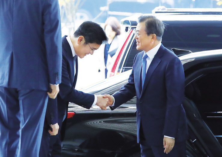 문재인 대통령이 10일 오전 충남 아산시 삼성디스플레이 아산공장에서 열린 삼성디스플레이 신규 투자 및 상생협력 협약식에 도착, 이재용 부회장과 인사하고 있다. [연합]