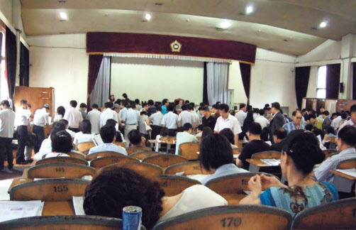 사람들이 몰린 서울의 한 경매법정 모습. [헤럴드경제DB]