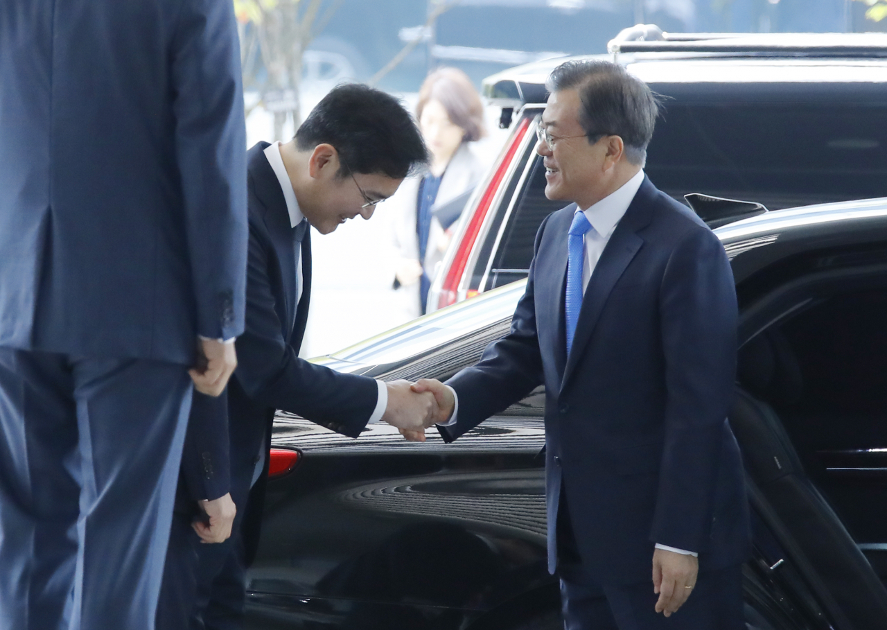 문재인 대통령이 10일 오전 충남 아산시 삼성디스플레이 아산공장에서 열린 삼성디스플레이 신규 투자 및 상생협력 협약식에 도착, 이재용 부회장과 인사하고 있다. [연합]