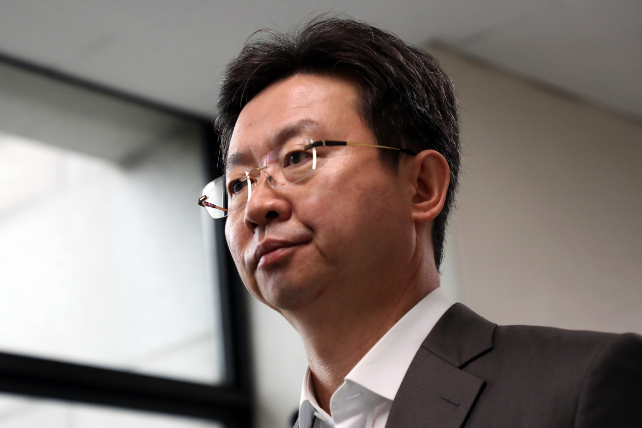 2일 오전 경기도 수원시 경기남부지방경찰청에서 반기수 화성연쇄살인사건 수사본부장이 수사상황 브리핑을 위해 본관 5층 회의실로 들어서고 있다. 경찰은 이날 화성사건 유력 용의자 이춘재 씨가 9차례 연쇄살인을 포함해 모두 14건의 살인과 30여 건의 강간 및 강간미수 범행을 자백했다고 밝혔다. 연합뉴스