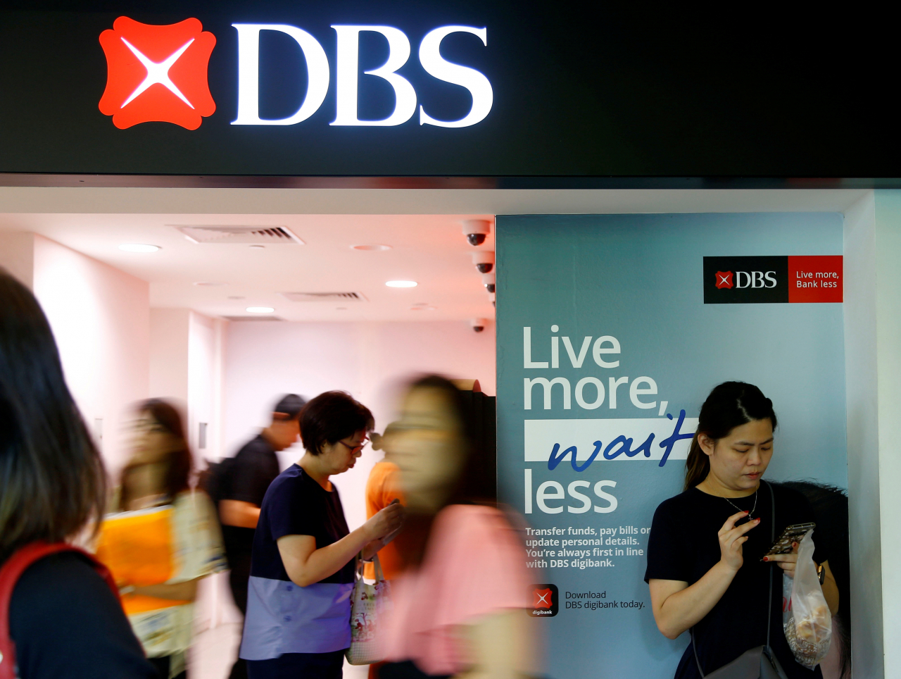사람들이 싱가포르의 DBS 지점을 지나가고 있는 모습. [로이터]