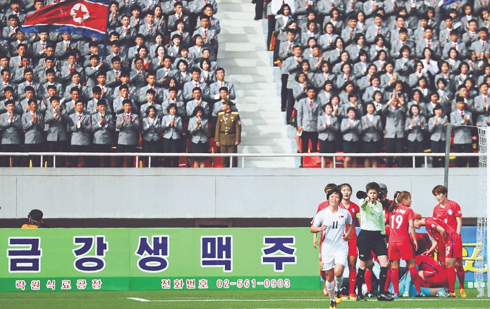 오는 15일 평양에서 치러지는 남북 월드컵 아시아지역 예선 관문통과 경기와 관련 북한이 아직까지 어떤 입장도 내놓지 않고 있어 경기 생중계도 불가능해지는 것 아니냐는 우려가 나오고 있다. 사진은 지난 2017년 4월 평양 김일성경기장에서 북한 팀과 대결에 나선 축구 여자대표팀. [연합]