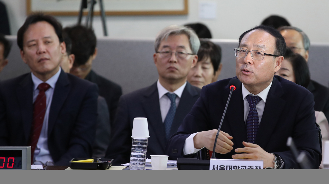 오세정 서울대학교 총장이 10일 서울대학교에서 열린 국회 교육위원회 국정감사에서 의원질의에 답변하고 있다. [연합]