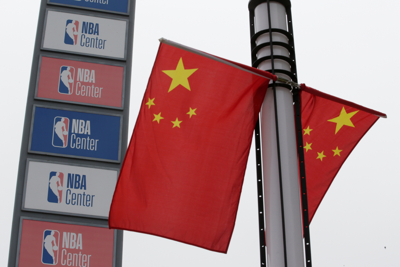 10일(현지시간) 중국 텐진 외곽의 NBA 테마 라이프스타일 단지 밖에서 NBA 로고가 중국 국기 옆에 보인다. [로이터]