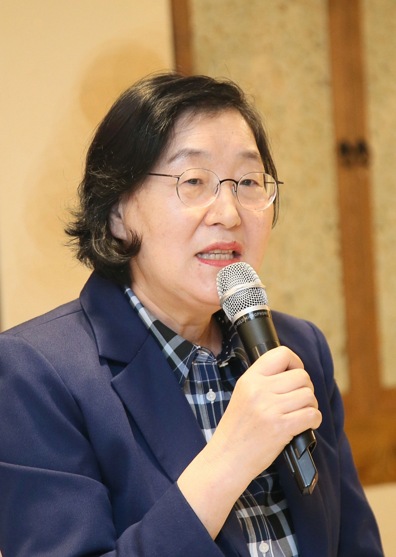 이정옥 여성가족부 장관은 10일 서울 광화문 인근에서 열린 취임 한 달 기자간담회에서 “더 많은 부처와 소통하고 문제를 체계적으로 대응하는 데 적극적으로 나서겠다”고 말하고 있다. [여가부 제공]