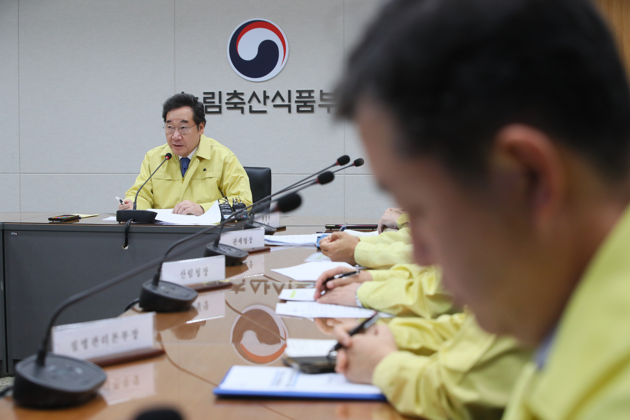 이낙연 국무총리가 10일 세종시 정부세종청사 농림축산식품부 아프리카돼지열병 방역상황실에서 열린 범정부 점검회의에서 모두발언하고 있다. [연합]