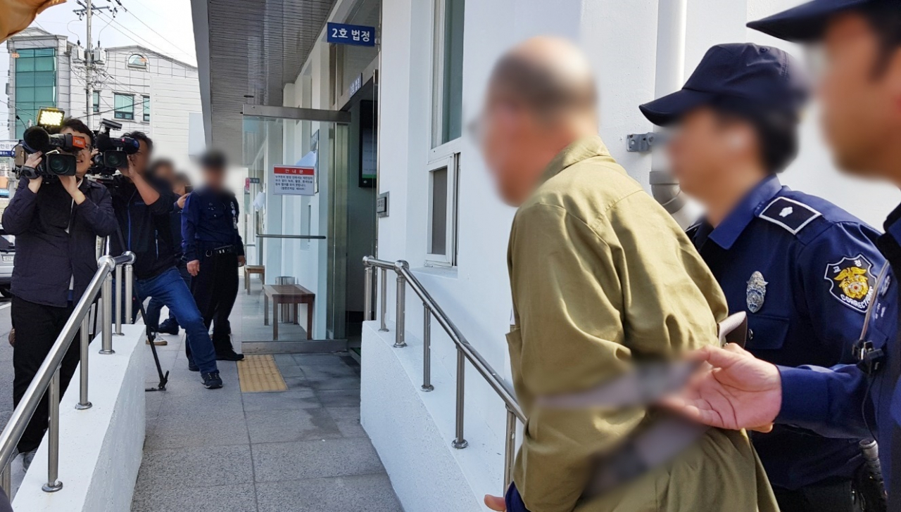 지인들로부터 거액을 빌린 뒤 해외로 달아난 혐의(사기)로 구속 기소된 래퍼 마이크로닷(본명 신재호)의 아버지 신모(61)씨가 8일 충청북도 청주지방법원 제천지원 법정에 들어서고 있다. [연합]
