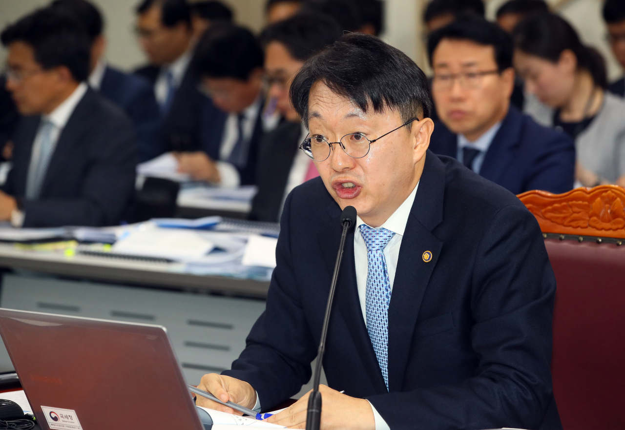 김현준 국세청장이 10일 세종시 정부세종2청사 국세청에서 열린 국회 기획재정위원회 국정감사에서 의원 질의에 답변하고 있다. 연합뉴스