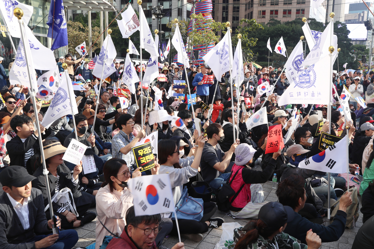 9일 오후 서울 중구 청계광장 인근에서 서울대학교 광화문집회 추진위가 집회를 열고 조국 법부무 장관 사퇴를 촉구하는 구호를 외치고 있다. [연합]