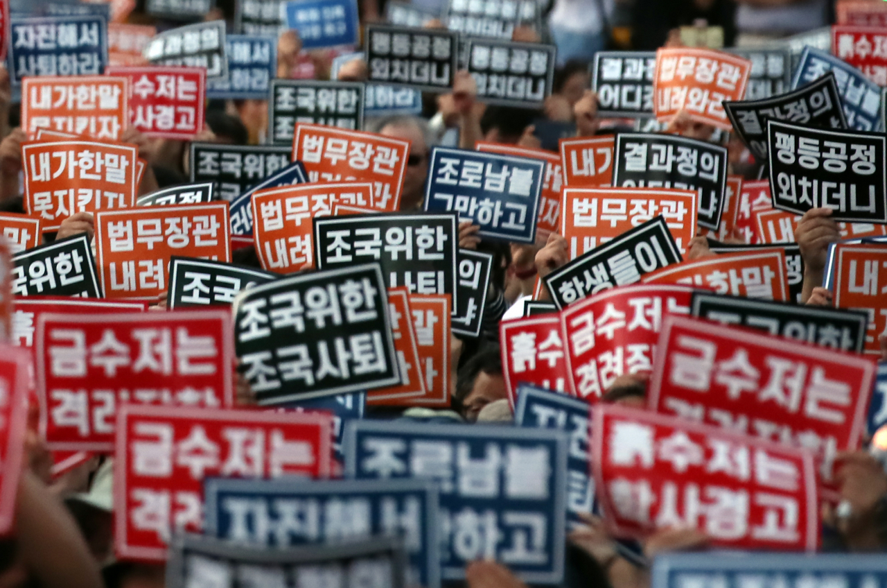 전국대학생연합 주최로 3일 오후 서울 종로구 대학로 마로니에공원 앞에서 열린 조국 법무장관 사퇴 촉구 촛불집회 참가자들이 LED 촛불과 함께 손팻말을 들어보이고 있다. [연합]