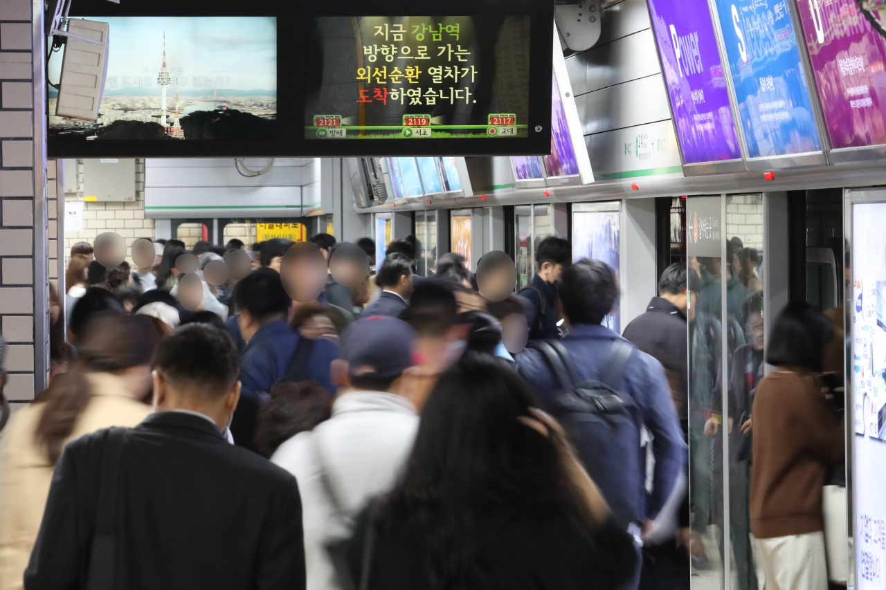 10일 오전 서울 지하철 2호선 열차 운행이 20분가량 지연돼 역사가 사람들로 붐비고 있다. [연합]
