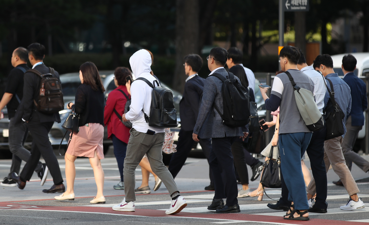 서울 종로구 세종대로 네거리에서 시민들이 출근길을 서두르고 있다. [연합]　
