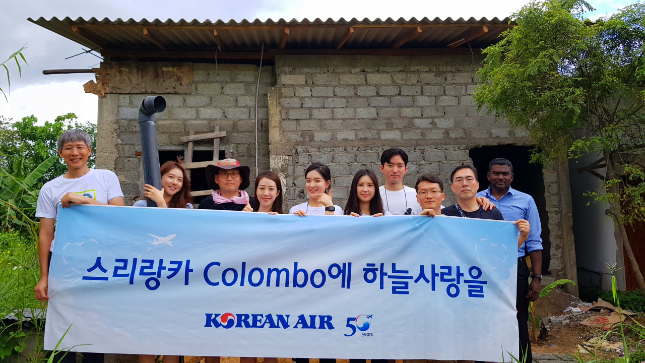 대한항공 사내봉사단은 지난 5일부터 11일까지 스리랑카 콜롬보에서 현지 주민들을 위한 다양한 봉사활동을 펼쳤다. 사진은 봉사활동에 참여한 대한항공 직원들이 기념촬영을 하는 모습. [대한항공]