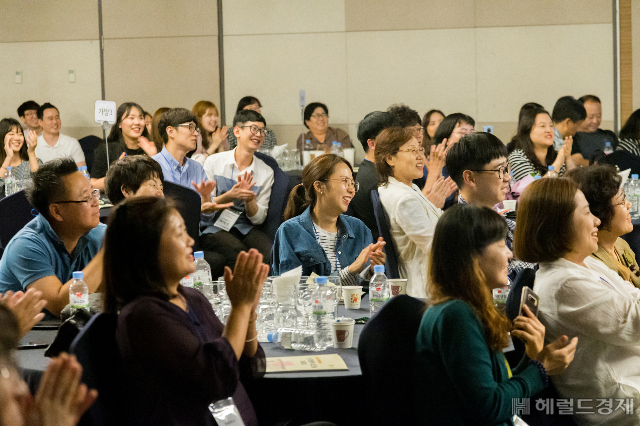 지난 9월에 열린 사회복지대회 민관 협력 워크숍어서 참여자들이 이야기를 듣고 박수를 치고 있다. [강서구]