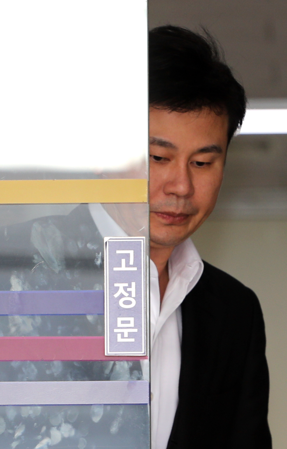원정 도박과 성 접대 혐의를 받는 양현석 전 YG엔터테인먼트 대표가 지난달 30일 오전 밤샘 조사를 마치고 중랑구 묵동 서울경찰청 지능범죄수사대를 나가고 있다. 연합뉴스