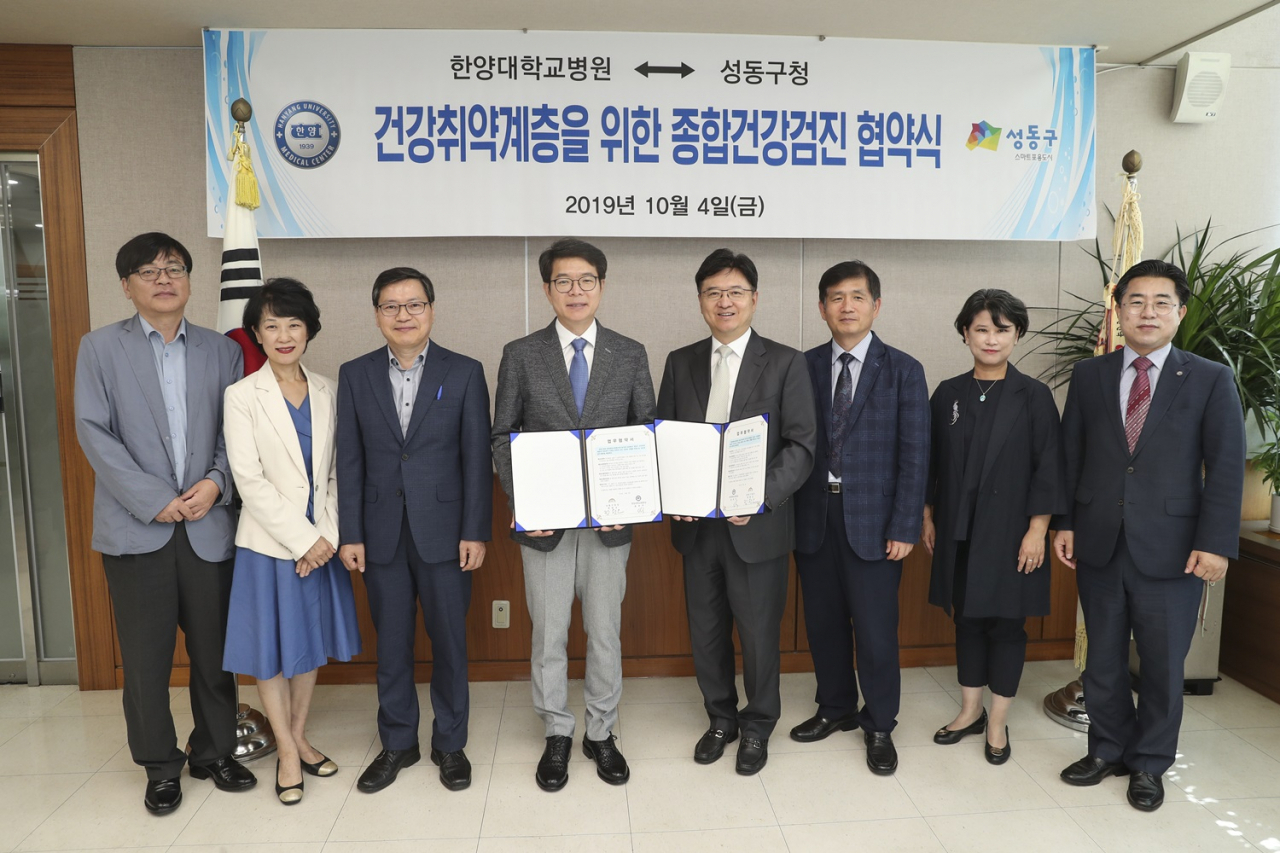 정원오 성동구청장과 윤호주 한양대병원장이 건강취약계층을 위한 종합건강 검진 관련 협약을 체결했다. [성동구 제공]