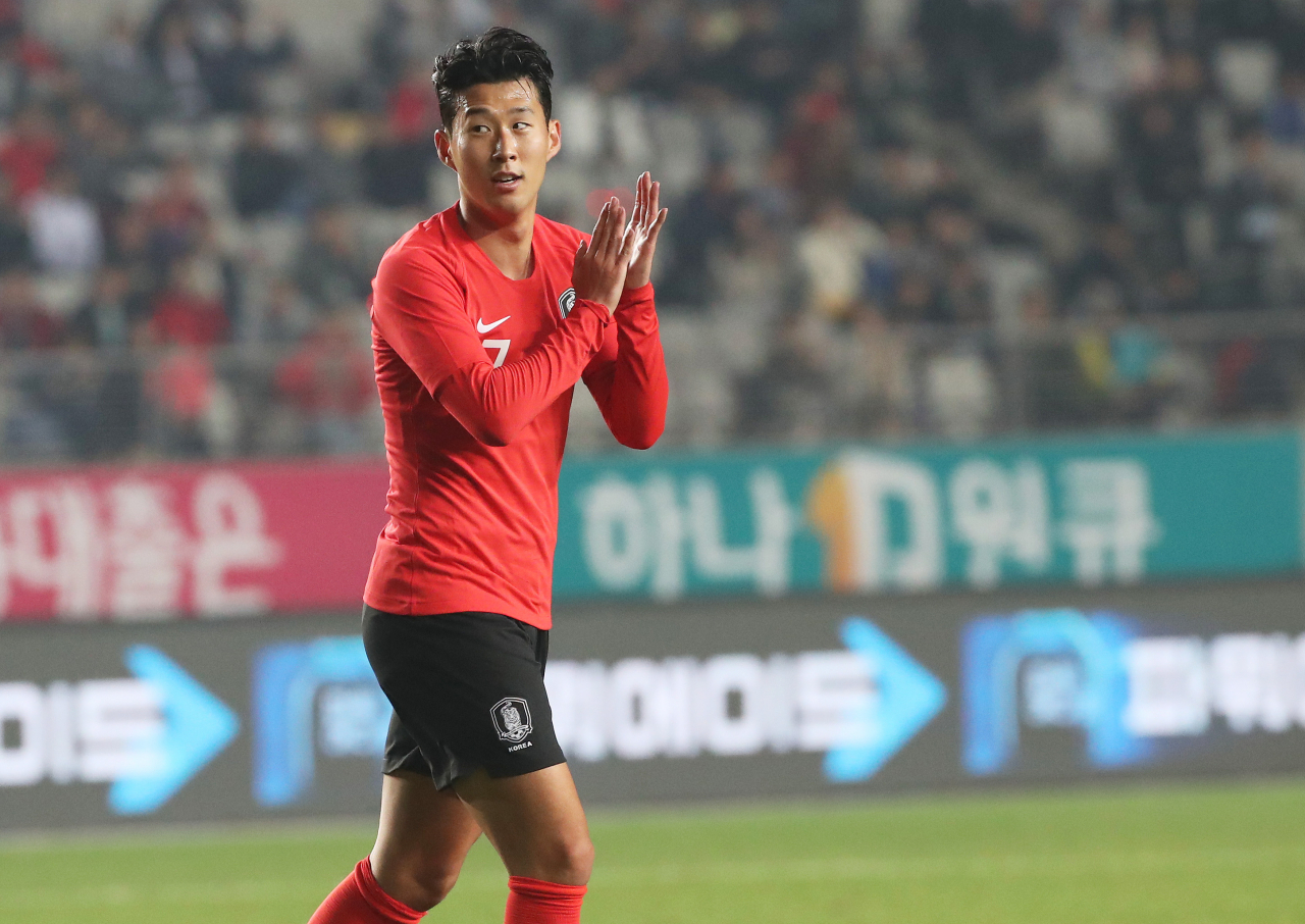 지난 10일 경기 화성 화성종합경기타운 주경기장에서 열린 2022 카타르월드컵 아시아 2차 예선 H조 2차전 한국 대 스리랑카의 경기에서 한국의 손흥민이 교체되며 박수를 치고 있다. [연합]