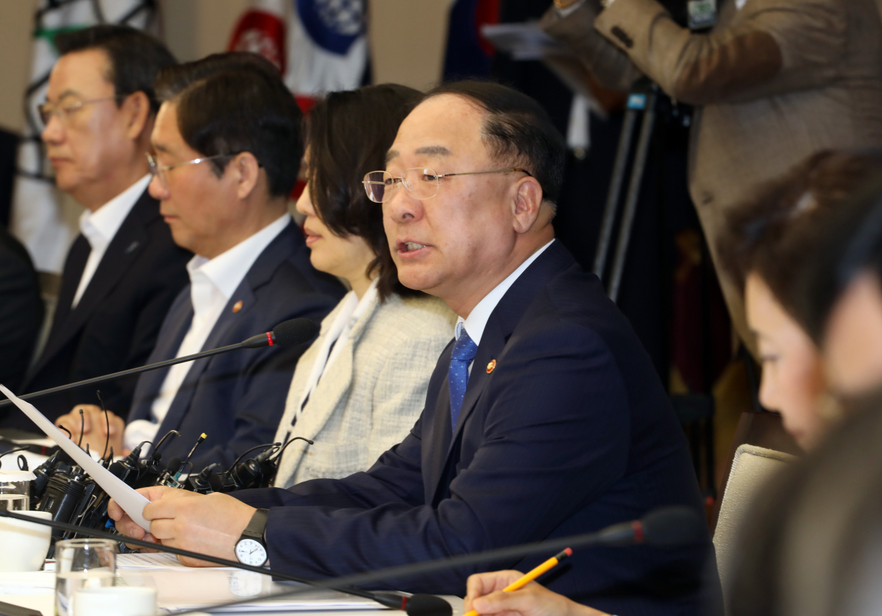 11일 오전 서울 대한상공회의소에서 열린 '제1차 소재부품장비 경쟁력위원회'에서 홍남기 부총리 겸 기획재정부 장관이 인사말을 하고 있다. ［연합］