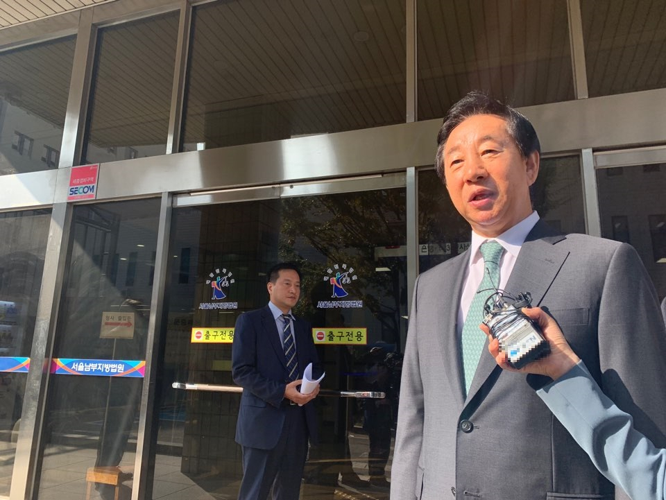 2019년 10월 11일 오전 10시 김성태 자유한국당 의원이 딸의 정규직 전환을 대가로 이석채 KT 전 회장의 환경노동위원회 국정감사 증인 채택을 무산시켜줬다는 뇌물수수 혐의 등의 2차 공판 출석을 위해 서울남부지검으로 출석하며 기자들과 대화하고 있다. [사진=박상현 기자]