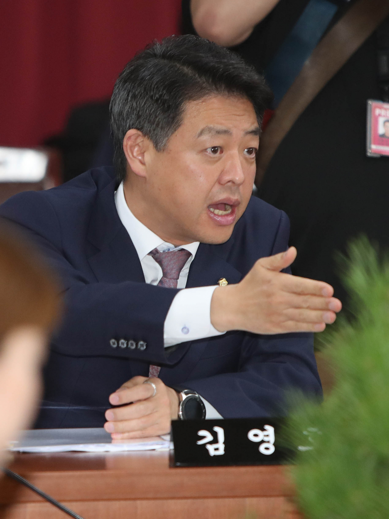 김영호 더불어민주당 의원이 지난 10일 오전 대구시청에서 열린 국회 행정안전위원회의 대구시 국정감사에서 조원진 우리공화당 의원이 “‘대구는 수구 도시’ 등 김 의원의 일부 발언이 대구시민의 자존심에 상처를 줬다”고 비난하자 이에 언성을 높이며 반박하고 있다. [연합]