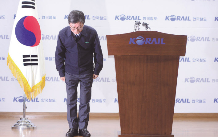 손병석 한국철도공사 사장이 11일 오전 서울 용산구 서울사옥에서 철도노조의 파업과 관련해 대국민 사과문을 발표하기 전 인사하고 있다. 이상섭 기자/babtong@heraldcorp.com