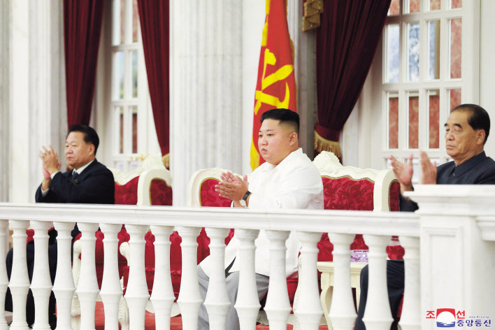 북한 조선중앙통신은 김정은 국무위원장이 노동당 창건 74주년 기념일(10월 10일) 경축공연을 관람했다고 11일 보도했다. [연합]