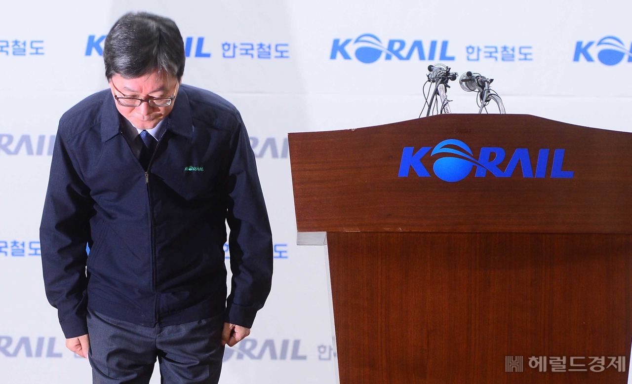 전국철도노동조합(이하 철도노조)이 11일 오전 9시부터 파업에 들어간 가운데 11일 오전 한국철도공사 서울사옥 대강당에서 손병석 한국철도공사 사장 대국민 사과문을 발표하고 있다. 이상섭 기자/babtong@heraldcorp.com