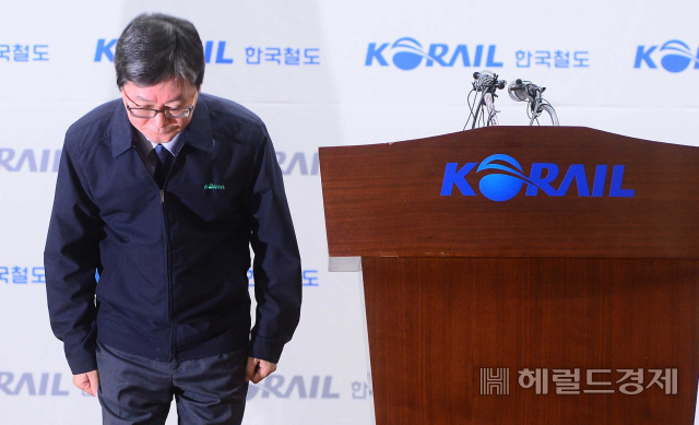전국철도노동조합(이하 철도노조)이 11일 오전 9시부터 파업에 들어간 가운데 11일 오전 한국철도공사 서울사옥 대강당에서 손병석 한국철도공사 사장 대국민 사과문을 발표하고 있다. 이상섭 기자/babtong@heraldcorp.com
