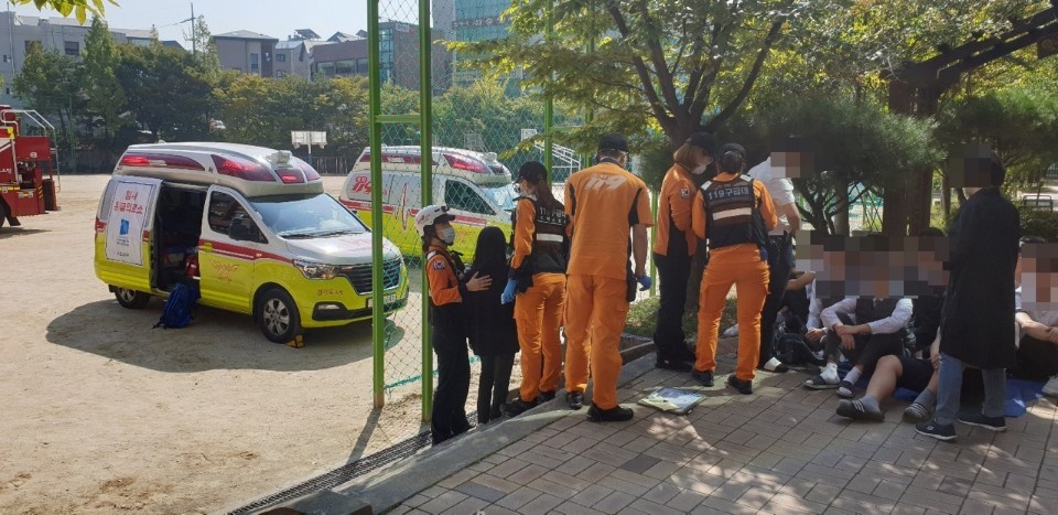 11일 오전 10시께 경기도 수원시 영통구의 한 고등학교 과학실에서 포르말린 용액이 담긴 유리병이 깨져 포르말린 2ℓ가 누출됐다. [경기도소방재난안전본부 제공]