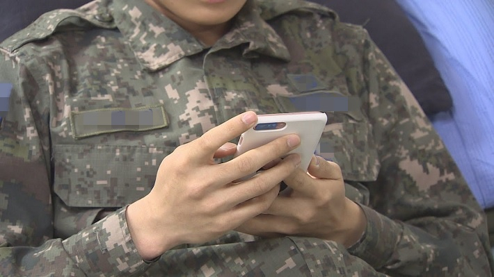 11일 국회 국방위 국정감사에 제출된 국방연구원 연구결과에 따르면 병사들에게 일과 후 휴대전화 사용을 허용한 이후 탈영이나 성범죄 등은 급감한 반면, 도박과 보안위반 등의 부작용이 나타난 것으로 조사됐다. [연합]