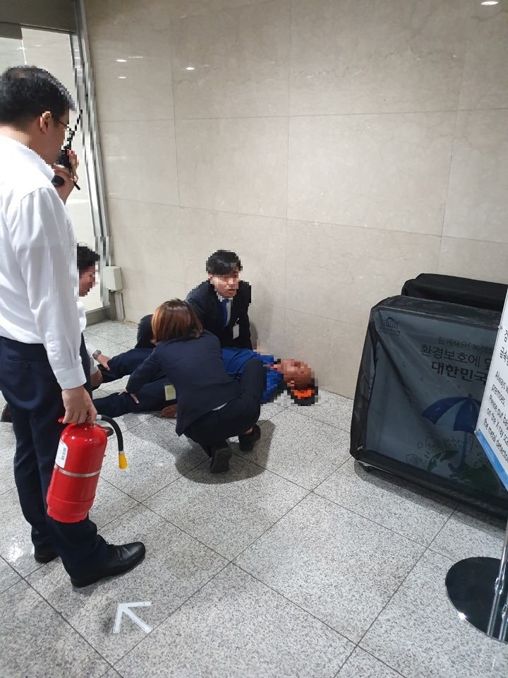 2019년 10월 11일 오전 국회 안에서 인화성 물질을 마신 후 방화를 시도하던 남성이 쓰러져있다. [사진=취재]