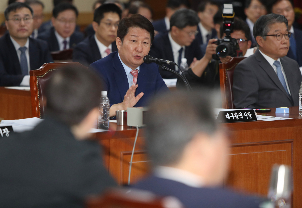 권영진 대구시장이 지난 10일 오전 대구시청에서 열린 국회 행정안전위원회의 대구시 국정감사에서 의원들의 질의에 답하고 있다. [연합]