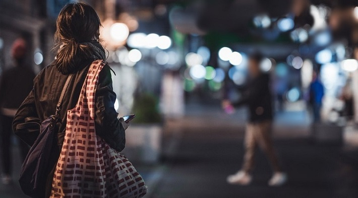 새벽 시간대 홀로 귀가하는 여성을 집 앞까지 쫓아간 30대 남성이 경찰에 검거됐다. 사진은 기사의 특정 내용과 관련 없음. [연합]