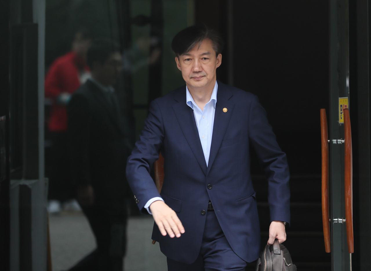 조국 법무부 장관이 10일 오전 서울 서초구 방배동 자택을 나서고 있다. 연합뉴스