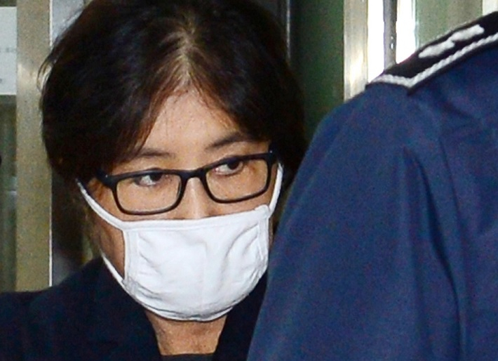 서울동부구치소에 수감중인 박근혜 정부의 ‘비선실세’ 최순실 씨가 “박 전 대통령에게 편지를 쓰지 못하도록 했다”는 이유로 구치소 직원 김 모 씨를 직권남용권리행사 방해 혐의로 검찰에 고발장을 제출했다. [연합]