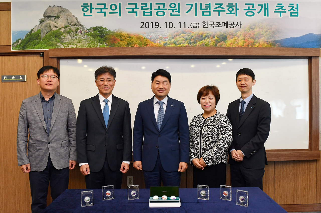 한국조폐공사는 11일 대전 본사에서 ‘한국의 국립공원 기념주화(속리산, 내장산, 경주)’를 공개 추첨했다. 이는 지난달 19일부터 이달 2일까지 농협은행 등을 구매 예약 접수를 받은 결과, 단품 및 3종 세트 모두 예약 접수량이 최대 발행량을 초과한 데 따른 것이다. 당첨자는 오는 15일 발표된다. 조폐공사 류진열 사업이사(왼쪽 세번째)등 관계자들이 추첨행사에서 기념사진을 찍고 있다. [한국조폐공사 제공]