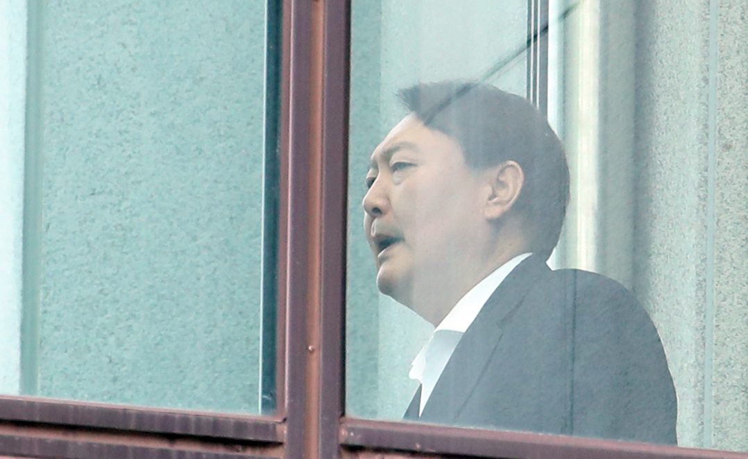 윤석열 검찰총장이 10일 점심식사를 하기 위해 서울 서초동 대검찰청 구내식당으로 가고 있다. [연합뉴스]