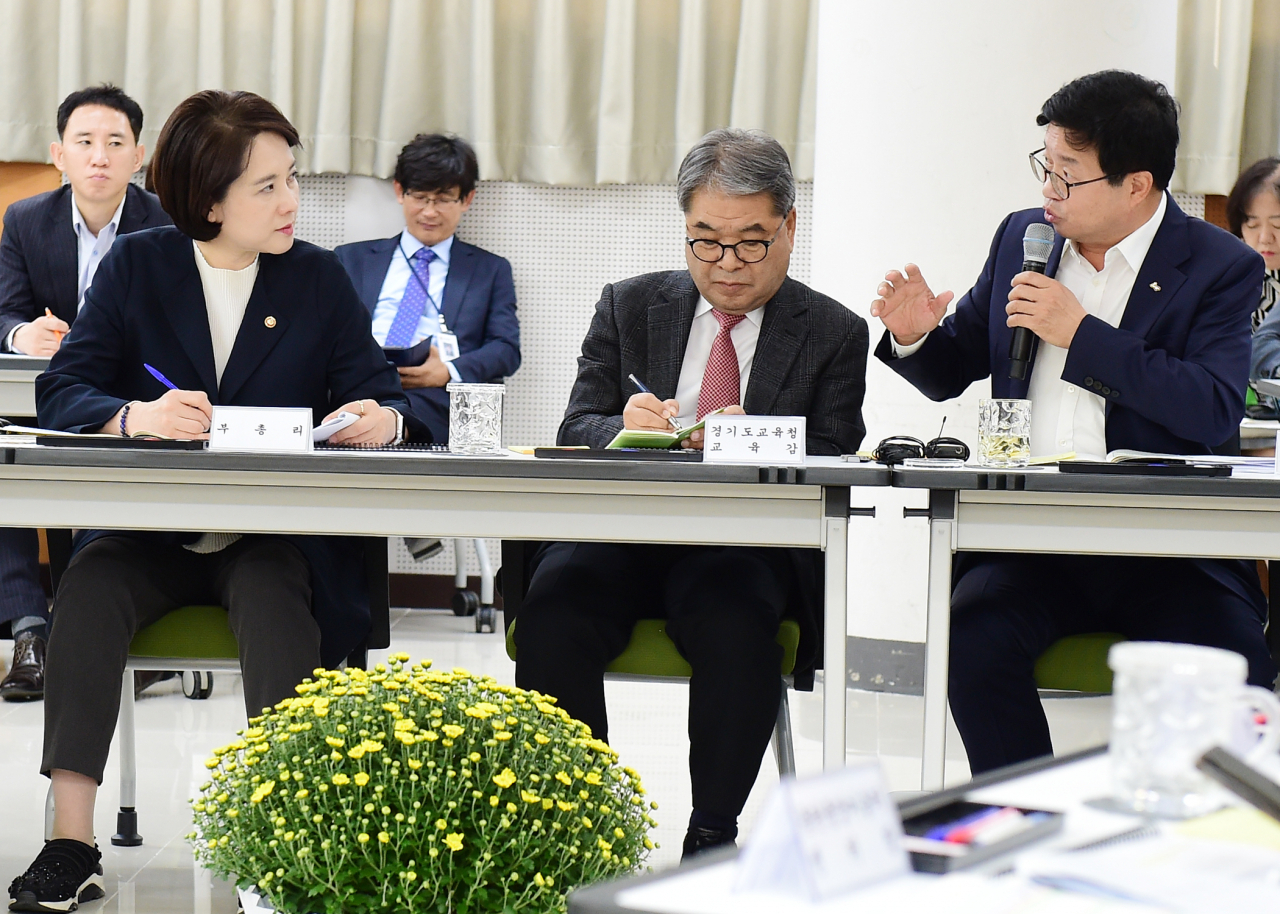 염태영 수원시장(오른쪽)이 아이디어를 제시하고있다.[수원시 제공]