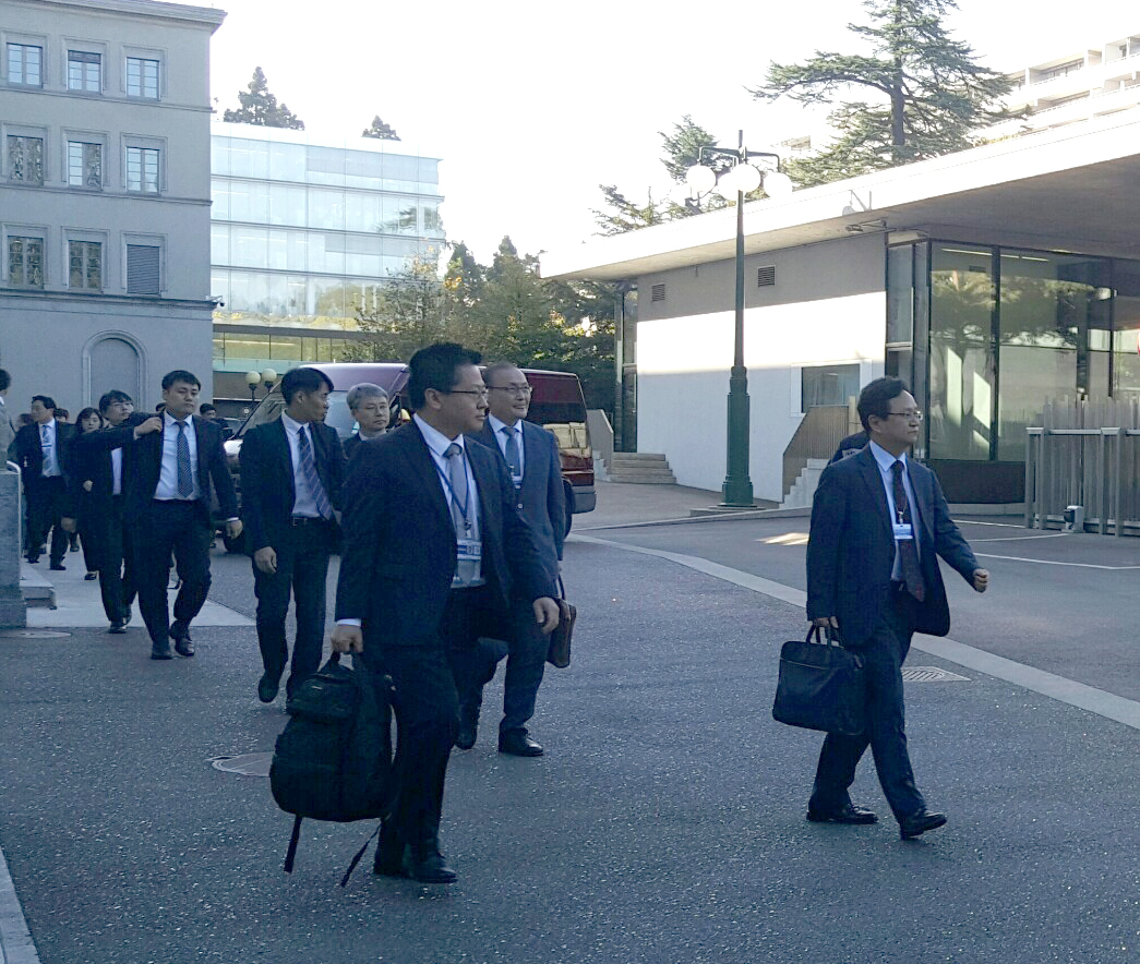 Caption <YONHAP PHOTO-4395> 한일 WTO 양자협의 장소로 향하는 한국대표단 (제네바=연합뉴스) 임은진 특파원 = 일본의 수출규제와 관련, 한국 대표단이 11일(현지시간) 오전 스위스 제네바에 있는 세계무역기구(WTO)의 양자협의 장소로 향하고 있다. 2019.10.11 engine@yna.co.kr
