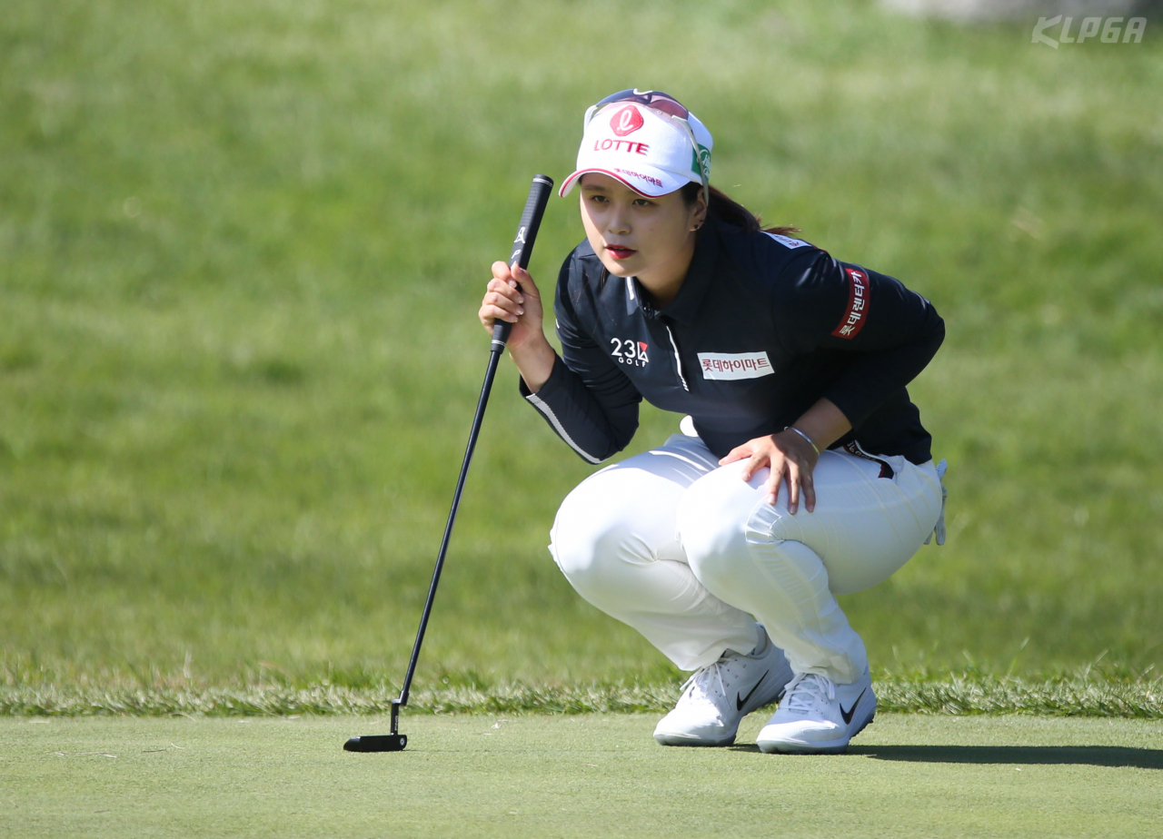 경기 여주 블루헤런CC에서 열린 '제20회 하이트진로 챔피언십' 2라운드에서 최혜진이 2번홀 퍼팅라인을 살피고 있다. [KLPGA 제공]