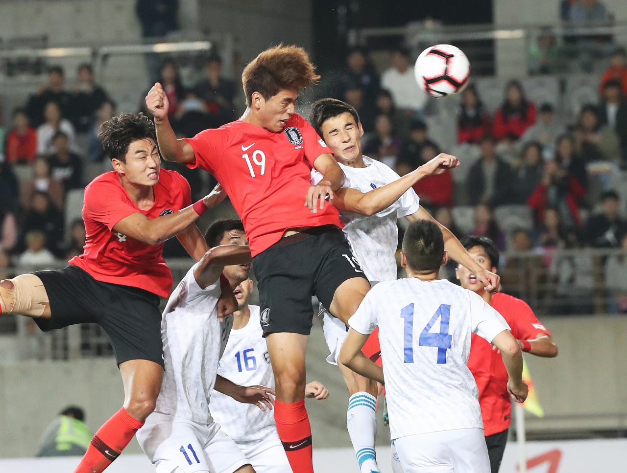 11일 오후 경기도 화성시 향남읍 화성종합기타운 주경기장에서 열린 U-22 축구 대표팀 평가전 한국과 우즈베키스탄의 경기. 한국 오세훈이 헤딩슛으로 골을 넣고 있다. [연합]