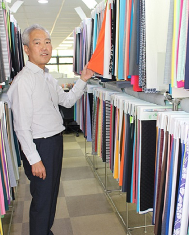 김병균 경기북부환편공업협동조합 이사장이 포천시 소홀읍 ㈜에스케이니트 전시실에서 환편 원단에 대해 설명하고 있다. 포천=조문술 기자