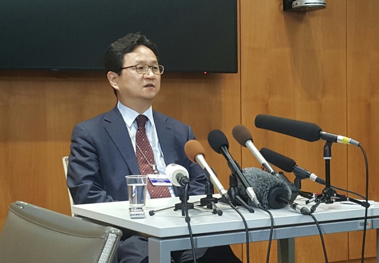 일본의 수출 규제를 두고 한일간 양자협의가 11일(현지시간) 스위스 제네바 세계무역기구(WTO) 본부에서 열린 후 한국 측 수석대표인 정해관 산업통상자원부 신통상질서협력관이 언론 브리핑을 열고 있다. ［연합］